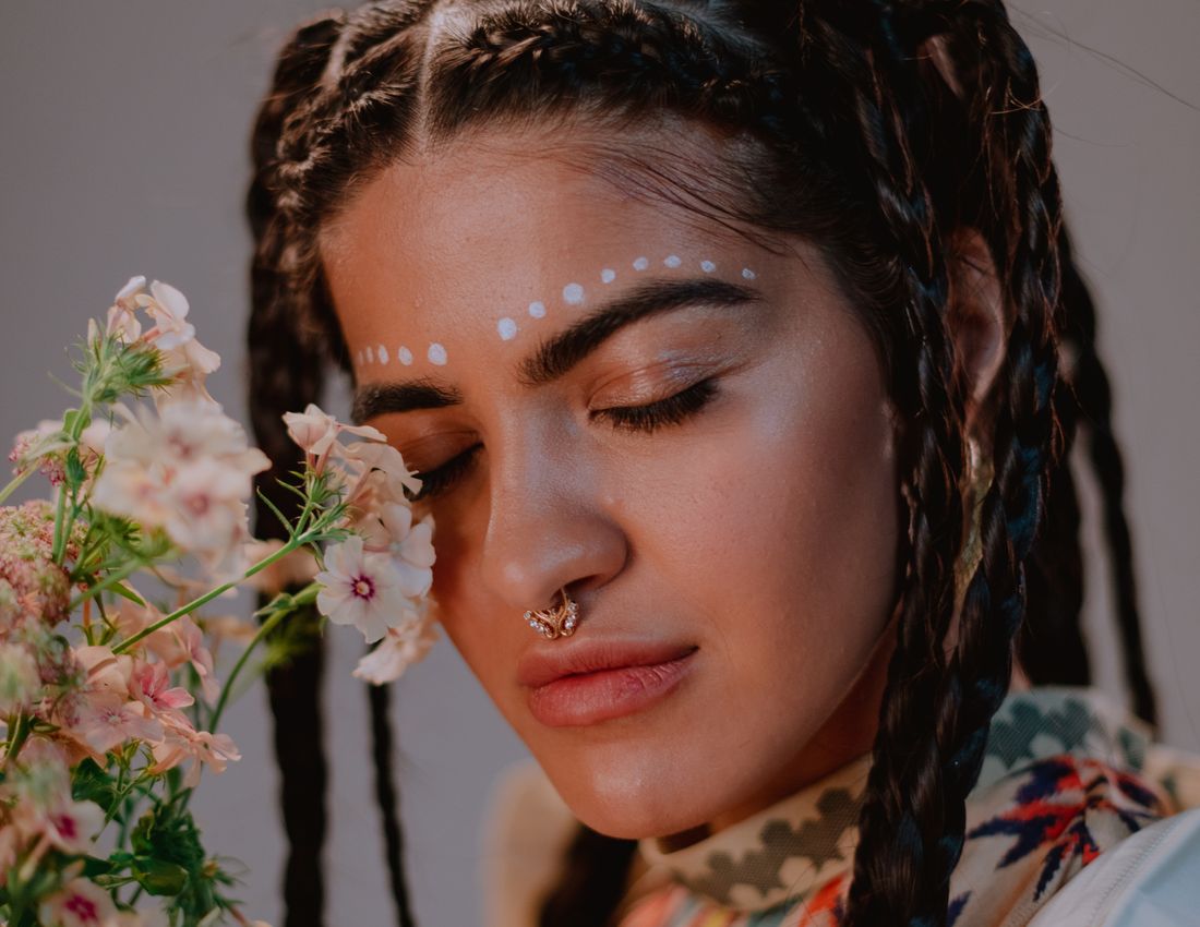 Boho braids com mechas soltas e cacheadas